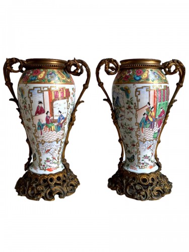 Paire de vases en porcelaine de canton et monture bronze doré