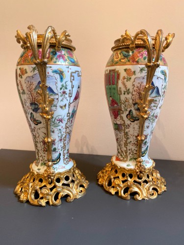 XIXe siècle - Paire de vases en porcelaine de canton et monture bronze doré