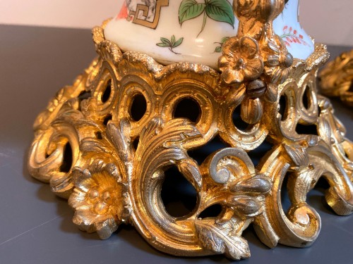 Antiquités - Paire de vases en porcelaine de canton et monture bronze doré