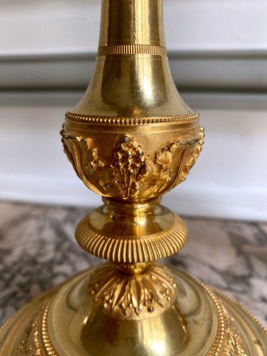 XVIIIe siècle - Paire de flambeaux Directoire en bronze doré
