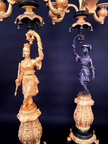 Luminaires Bougeoirs et Chandeliers - Paire de candélabres aux chinois en bronze doré vers 1830