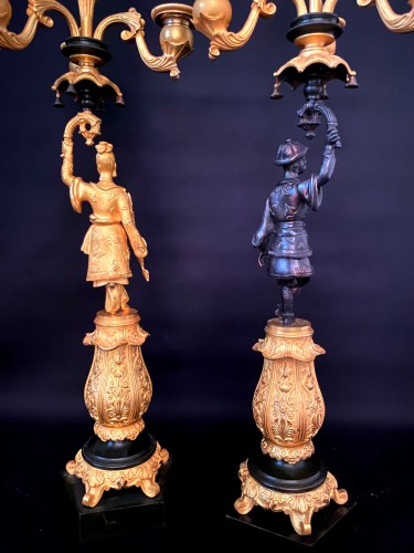 Antiquités - Paire de candélabres aux chinois en bronze doré vers 1830