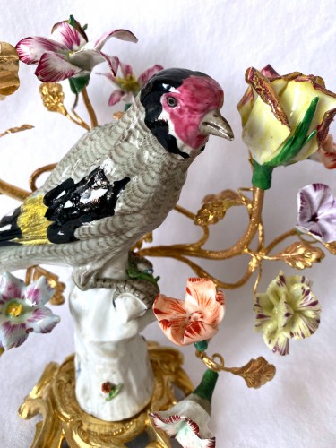 Antiquités - Paire de chandeliers aux oiseaux en porcelaine de Meissen