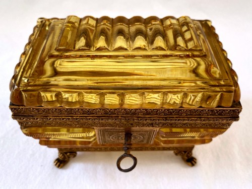Objets de Vitrine Boite & Nécessaire - Coffret tombeau Charles X en cristal ambré