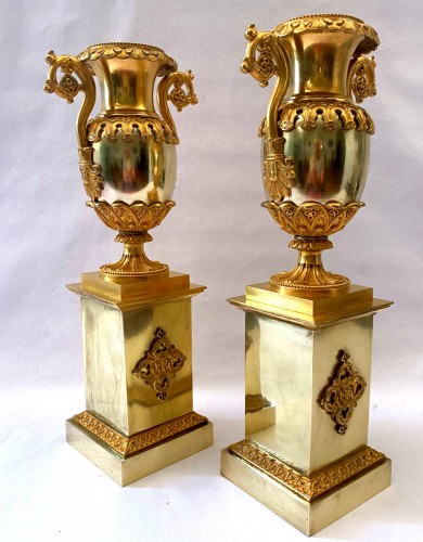 XIXe siècle - Paire de cassolettes Restauration en bronze doré