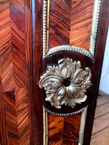 Corner cabinet in marquetry of exotic wood - French Regence