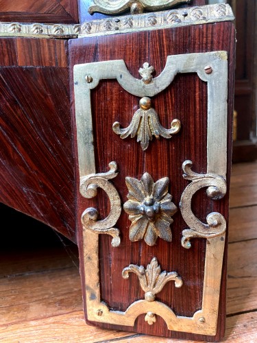 French Regence - Corner cabinet in marquetry of exotic wood