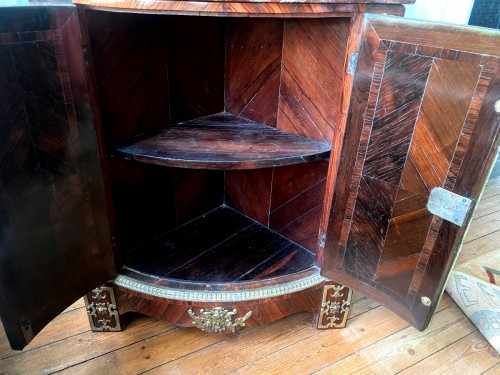 Antiquités - Corner cabinet in marquetry of exotic wood