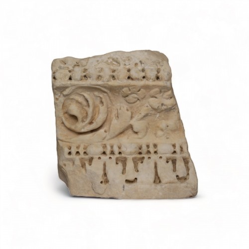 Avant JC au Xe siècle - Fragment architectural en marbre blanc romain. Ier-IIe siècle ap. J.-C.