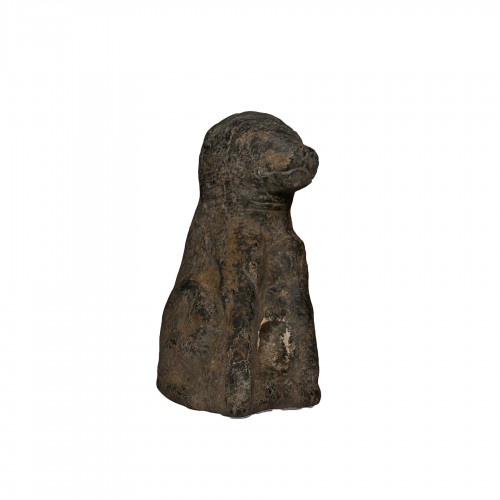 Dark stone sculpture of a dog, China Qing Périod