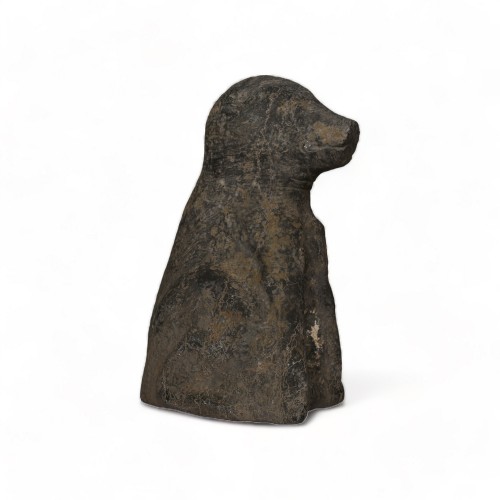 Dark stone sculpture of a dog, China Qing Périod - Asian Works of Art Style 
