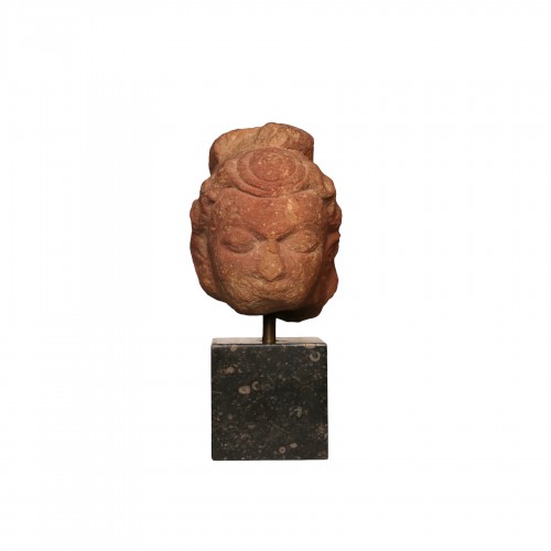 Tête de divinité en grès rose moucheté. Période Gupta. Ve-VIe siècle. Inde