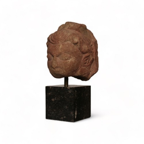 Tête de divinité en grès rose moucheté. Période Gupta. Ve-VIe siècle. Inde - Archéologie Style 