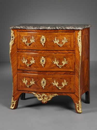 Petite commode d’époque Louis XV - Mobilier Style Louis XV