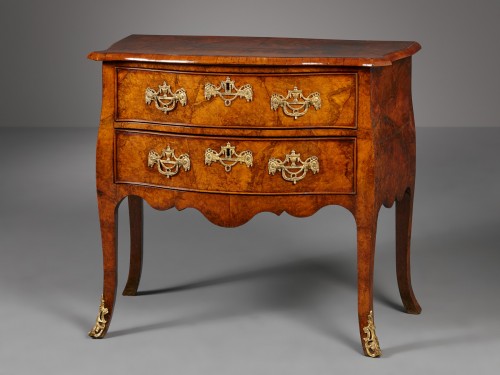 Dutch Louis XV burr walnut commode, ca. 1770 - Furniture Style Louis XV