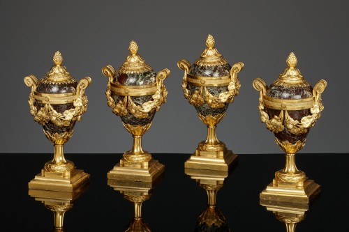 Quatre vases en marbre montés d’époque Louis XVI, circa 1775 - Objet de décoration Style Louis XVI