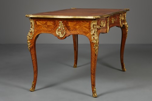 Bureau plat d’époque Louis XV, estampillé Migeon, ca. 1740 - Mobilier Style Louis XV