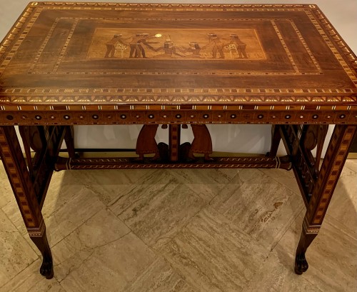 Table "Egyptomania" en bois exotique. France ,1er quart du 20e s.