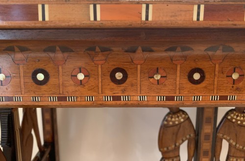 Table "Egyptomania" en bois exotique. France ,1er quart du 20e s. - La Crédence