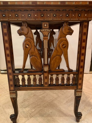 Art Déco - Table "Egyptomania" en bois exotique. France ,1er quart du 20e s.