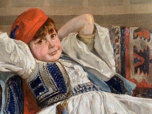 Jeune garçon habillé en evzone - Fernand Gaudfroy, 1908 - La Crédence