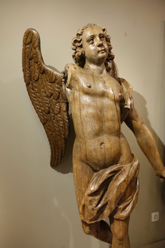 Très grand Ange ailé en chêne, 17e siècle - La Crédence