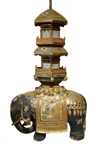 Éléphant et son palanquin en pagode en porcelaine de Satsuma, Japon 19e siècle
