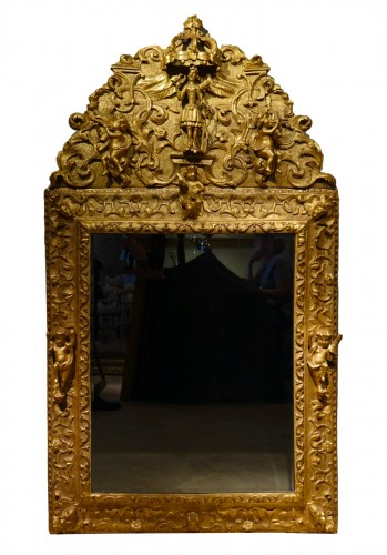 Grand miroir à fronton en bois doré à motif de Diane, 18e siècle