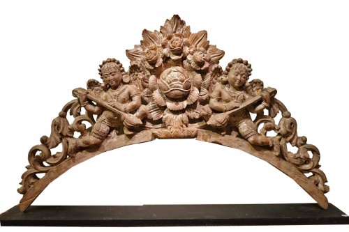 Carved wooden arch with two angel musicians, India, Tamil Nadu, 19th c.