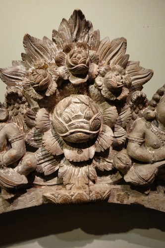 Arche en bois sculpté à deux anges musiciens, Inde, Tamil Nadu 19e siècle - Arts d