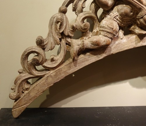 19th century - Carved wooden arch with two angel musicians, India, Tamil Nadu, 19th c.