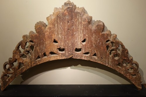 Directoire - Carved wooden arch with two angel musicians, India, Tamil Nadu, 19th c.