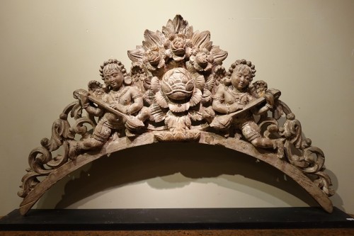 Antiquités - Arche en bois sculpté à deux anges musiciens, Inde, Tamil Nadu 19e siècle