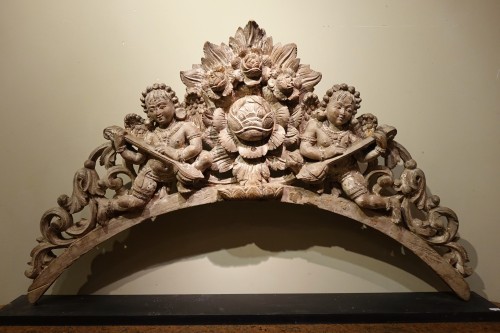 Antiquités - Carved wooden arch with two angel musicians, India, Tamil Nadu, 19th c.