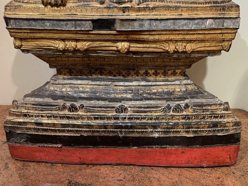 Très grand Bouddha en bois sculpté et doré, Birmanie 19e siècle - La Crédence