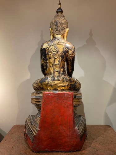 XIXe siècle - Très grand Bouddha en bois sculpté et doré, Birmanie 19e siècle