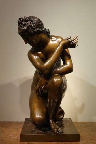 Antiquités - Large bronze by BARBEDIENNE, Crouching Aphrodite, 19th c.