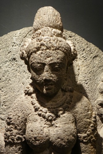 Statue en pierre de la déesse Durga, Inde 13e - 14e siècle - La Crédence