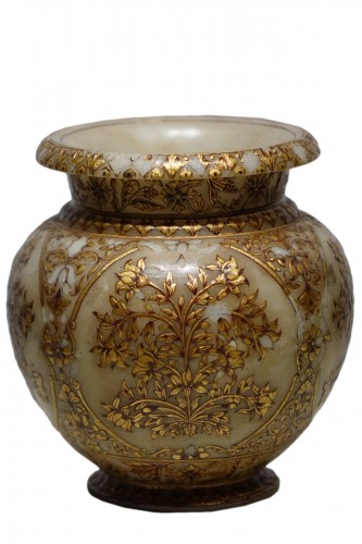 Small alabaster Mughal vase, 19th century