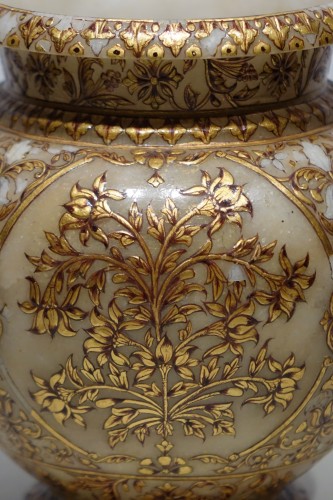 Decorative Objects  - Small alabaster Mughal vase, 19th century