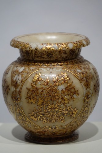 19th century - Small alabaster Mughal vase, 19th century