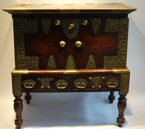 Coffre sur son piétement, Hollande 17e siècle - Mobilier Style Louis XIV