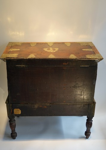 Antiquités - Chest on its&#039; base, Holland, 17th century.