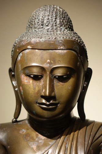 Seated bronze Bouddha in Bhumisparsa mùdra, Mandalay, Burma, 19th c. - Asian Works of Art Style 