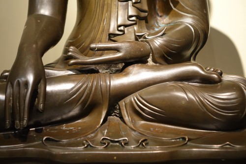 Asian Works of Art  - Seated bronze Bouddha in Bhumisparsa mùdra, Mandalay, Burma, 19th c.