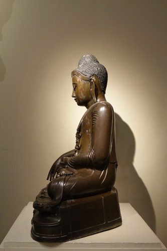 Antiquités - Seated bronze Bouddha in Bhumisparsa mùdra, Mandalay, Burma, 19th c.
