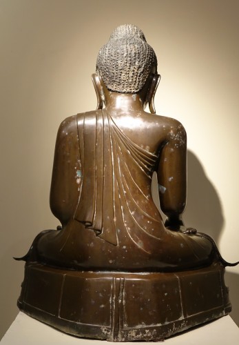 Antiquités - Seated bronze Bouddha in Bhumisparsa mùdra, Mandalay, Burma, 19th c.