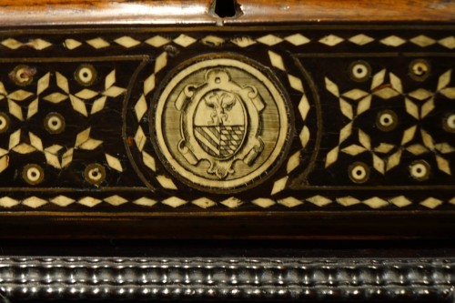 Mobilier Cabinet & Coffre - Petit coffre à abattant et tiroir en plinthe, Venise fin du XVIe siècle