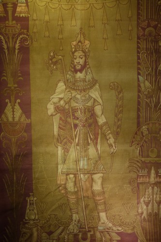 Grande portière (d'une paire) représentant un roi Mésopotamien - Tapisserie & Tapis Style Art nouveau