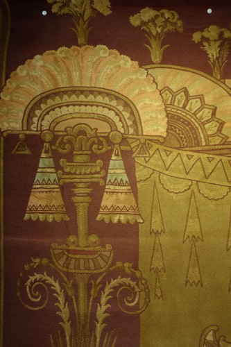 Grande portière (d'une paire) représentant un roi Mésopotamien - La Crédence